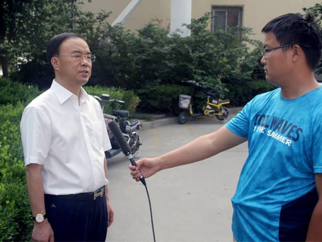山東天意機(jī)械董事長劉洪彬作為基層共產(chǎn)黨員，今天接受了當(dāng)?shù)赜浾叩牟稍L
