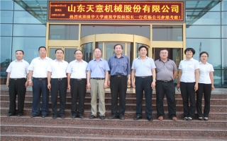 清華大學(xué)建筑設(shè)計(jì)研究院副院長(zhǎng)、研究員侯建群蒞臨